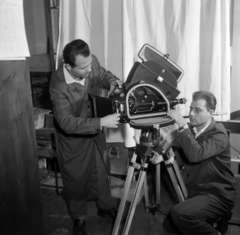 Magyarország, Budapest V., a felvétel az MTV épületében készült, műszakiak a legújabb 16 mm-es filmfelvevő kamerával., 1960, Szalay Zoltán, mérnök, Arriflex-márka, Budapest, Fortepan #190648