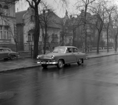 Magyarország, Budapest VI., Városligeti (Gorkij) fasor a Bajza utca felől a Hősök tere felé nézve. Előtérben a Magyar Rádió hangfelvevő berendezéssel ellátott Volga M21 személygépkocsija, háttérben a 16., 18., 20., 22. számú villák., 1960, Szalay Zoltán, GAZ M21 Volga, Budapest, Fortepan #190669