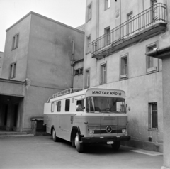 Magyarország, Budapest VIII., II. János Pál pápa (Köztársaság) tér, a WSW (Wiener Schwachstrom Werke) által épített zenei stúdióval felszerelt Mercedes közvetítőkocsi az Erkel Színház oldalbejárata mellett áll., 1968, Szalay Zoltán, Mercedes-márka, Budapest, Magyar Rádió, Fortepan #190670