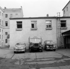 Magyarország, Budapest VIII., Bródy Sándor utca 5-7., a Magyar Rádió udvara., 1958, Szalay Zoltán, Budapest, automobil, rendszám, létra, képarány: négyzetes, Csepel-márka, GAZ M20 Pobjeda, Framo-márka, Fortepan #190675