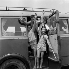 Magyarország, Budapest, Vácra a Dunai Cement Művek építőtáborába indul a "riporterőrs"., 1961, Szalay Zoltán, nyakkendő, Fortepan #190677