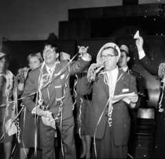 Magyarország, Budapest VIII., a Magyar Rádió 6-os stúdiója, BÚÉK 1961! A Rádió szilveszteri műsorában előtérben Rozsos István és Hlatky László, balra háttérben Csala Zsuzsa színművészek.
, 1960, Szalay Zoltán, Budapest, vidámság, híres ember, Fortepan #190680