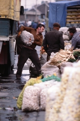 Magyarország, Budapest XIV., a felvétel a Bosnyák téri Vásárcsarnok melletti nagybani piacon készült., 1981, Szalay Zoltán, színes, Budapest, Fortepan #190931