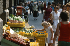 Magyarország, Budapest VI., Andrássy út (Népköztársaság útja) a Bajcsy-Zsilinszky út felé nézve. Zöldséges üzlet a 3-as számú házban., 1983, Szalay Zoltán, színes, Budapest, Fortepan #190941