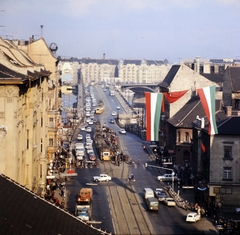 Magyarország, Budapest II.,Budapest XIII., a Margit körút (Mártírok útja) eleje és a Margit híd a Mecset utca 8. szám alatti házból nézve, háttérben az Újpesti rakpart a Palatinus házakkal., 1971, Szalay Zoltán, zászló, Budapest, zászlódísz, Fortepan #190963