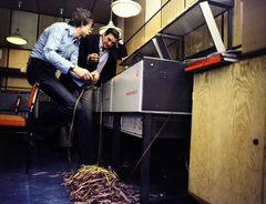 Magyarország, Budapest VIII., a Magyar Rádió 13-as stúdiójának technikai helyisége, Cornides Tamás hangmester és Marton Frigyes rendező kabaréfelvétel montírozása közben., 1983, Szalay Zoltán, színes, Budapest, Fortepan #191015