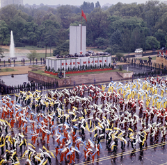 Magyarország, Budapest XIV., Ötvenhatosok tere (Felvonulási tér), május 1-i felvonulás, szemben a dísztribün., 1974, Szalay Zoltán, színes, Budapest, Fortepan #191032