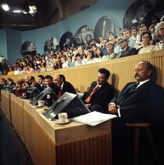 Magyarország, Budapest V., Golgota út, Ganz-MÁVAG Művelődési Központ, a Magyar Televízió Ki mit tud? 1972. műsora. A vetélkedő zsürije, jobbról Rábai Miklós, Szinetár Miklós, Major Tamás, Petrovics Emil és Pernye András., 1972, Szalay Zoltán, színes, Budapest, Fortepan #191053