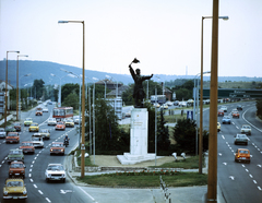 Magyarország, Budapest XI., Osztapenko szobor a Balatoni út és az M1-M7 közös szakaszánál a Budaörsi út irányából nézve., 1980, Szalay Zoltán, színes, Budapest, Fortepan #191065