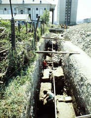 Magyarország, Óbuda, Budapest III., régészeti ásatás a mai Aquincum Hotel területén, szemben az Óbudai zsinagóga és a Lajos utca 131. számú ház., 1979, Szalay Zoltán, színes, Budapest, ásatás, zsinagóga, Fortepan #191107