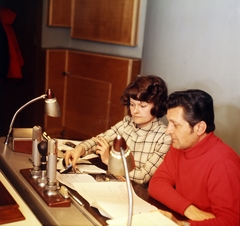 Magyarország, Budapest VIII., a Magyar Rádió stúdiója, Poór Klári szerkesztő-riporter és Fikár László műsorvezető-riporter., 1975, Szalay Zoltán, színes, Budapest, Fortepan #191136