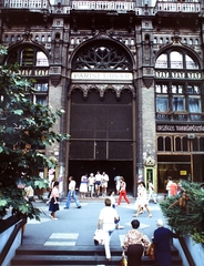 Magyarország, Budapest V., Ferenciek tere (Felszabadulás tér), szemben a Párizsi udvar., 1982, Szalay Zoltán, színes, Budapest, Fortepan #191164