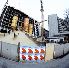 Magyarország, Budapest V., Széchenyi István (Roosevelt) tér, balra az Atrium Hyatt szálloda építkezése, jobbra a Hotel Forum., 1981, Szalay Zoltán, színes, Budapest, Fortepan #191190