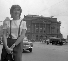 Magyarország, Budapest VIII., Blaha Lujza tér, a Nemzeti Színház épülete. Tímár Éva színművésznő., 1963, Kotnyek Antal, portré, színházművészet, híres ember, forgalom, nemzeti színház, teherautó, utcakép, életkép, buszmegálló, Fellner és Helmer-terv, automobil, Skoda Octavia, színész, eklektikus építészet, Budapest, Fortepan #19120