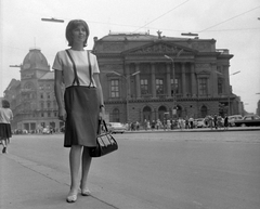 Magyarország, Budapest VIII., Blaha Lujza tér, a Nemzeti Színház épülete. Tímár Éva színművésznő., 1963, Kotnyek Antal, portré, színházművészet, híres ember, nemzeti színház, utcakép, életkép, buszmegálló, Fellner és Helmer-terv, retikül, eklektikus építészet, Budapest, Fortepan #19121