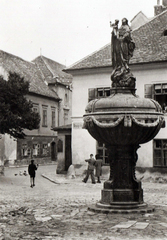 Hungary, Sopron, Orsolya tér, előtérben a Mária-kút, balra az Új utca., 1933, Fabriczius/Bodnár, Fortepan #191213