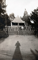 Hungary, Gödöllő, 4. Nemzetközi Cserkész Világtalálkozó (Jamboree). Erzsébet-park, Robert Baden-Powell (a cserkészet megalapítója) díszsátra. Háttérben Zala György szobrász tervei alapján készült sziklahalom (Erzsébet királyné szobra mögött), tetején fehér mészkőből faragott királyi koronával., 1933, Fabriczius/Bodnár, Fortepan #191230