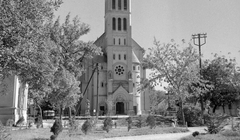 Magyarország, Jászkisér, római katolikus templom. A templomkertben: Nepomuki Szent János-szobor, 1775., 1962, Kotnyek Antal, templom, szobor, katolikus, neoromán építészet, Nepomuki Szent János-ábrázolás, Fortepan #19125