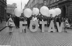 Magyarország, Budapest VII., Sajó utca a Cserhát utcai kereszteződésnél, május 1-i felvonulás résztvevői. Háttérben balra a Garay téri piac., 1972, FŐTÁV, Budapest, Fortepan #191284