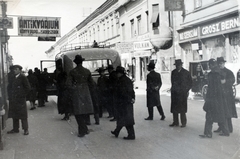 Magyarország, Székesfehérvár, Ady Endre (Nagy Sándor) utca, a 7. számú háztól a Mátyás király körút felé nézve., 1936, Kieselbach Gyula, járókelő, cégtábla, reklám, Fortepan #191295