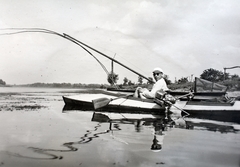 Magyarország, Ráckevei (Soroksári)-Duna., 1937, Kieselbach Gyula, horgászat, kajak, napszemüveg, csónakmotor, Fortepan #191305