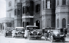 Málta, Sliema, Triq It - Torri., 1928, Kieselbach Gyula, szálloda, taxi, sofőr, automobil, rendszám, tipográfia, sofőrsapka, Fiat-márka, Oldsmobile-márka, Willys-márka, Morris-márka, Fortepan #191377