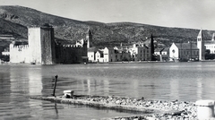 Croatia,Adriatic Sea, Trogir, Čiovo sziget, szemben az óváros. Balra a Kamerlango erőd és a Szent Mihály harangtorony, jobbra a Szent Domonkos-templom., 1938, Kieselbach Gyula, Fortepan #191401