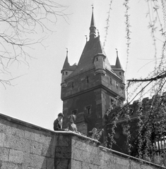 Magyarország, Városliget, Budapest XIV., Vajdahunyad sétány, híd a várkapu előtt. Cs. Németh Lajos és Tóth Judit színészházaspár., 1959, Kotnyek Antal, Budapest, Fortepan #19141