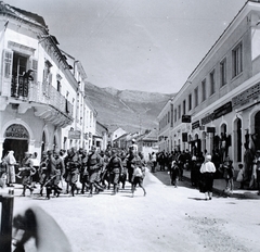 Bosznia-Hercegovina, Trebinje, szemben az ulica Beogradska., 1938, Kieselbach Gyula, menetoszlop, Fortepan #191413