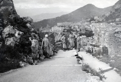 Olaszország,Szicilia, Taormina, Via Teatro Greco, kilátás a város felé a görög színház romjai mellől., 1931, Kieselbach Gyula, Fortepan #191462