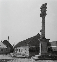 Magyarország, Öskü, barokk Szentháromság-szobor., 1959, Kotnyek Antal, műemlék, épített örökség, utcakép, talapzat, villanyoszlop, Fortepan #19151