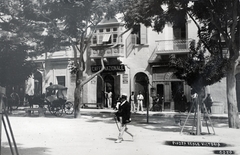 Málta,Għawdex / Gozo sziget, Rabat, Függetlenség tere / Pjazza l-Indipendenza (ekkor Piazza Reale)., 1928, Kieselbach Gyula, kávéház, lovaskocsi, elegancia, sétabot, Fortepan #191512