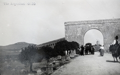 Málta,Għawdex / Gozo sziget, Rabat, Triq Il-Papa Ġwanni Pawlu II, a britek által épített vízvezeték., 1928, Kieselbach Gyula, szélmalom, lovaskocsi, kapu, városfal, reverenda, vízvezeték, Fortepan #191513