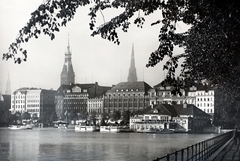 Németország, Hamburg, a Belső-Alster (Binnenalster) partján szemben a Jungfernstieg. Háttérben a Városháza és a Szent Miklós-templom (Hauptkirche St. Nikolai) tornya látszik., 1939, Kieselbach Gyula, Fortepan #191557