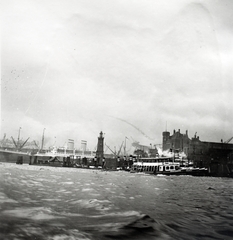 Németország, Hamburg, kikötő, szemben az Ellerholzhafen világítótorony., 1939, Kieselbach Gyula, világítótorony, hullámzás, Fortepan #191571