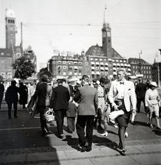 Dánia, Koppenhága, Rådhuspladsen, jobbra a háttérben a Scandic Palace Hotel., 1939, Kieselbach Gyula, csokornyakkendő, Fortepan #191574