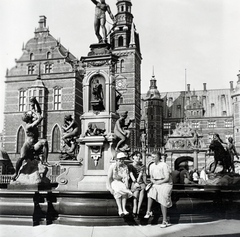 Dánia, Hillerød, a Neptun-kút nögött a.Frederiksborg kastély., 1939, Kieselbach Gyula, építészet, szoborcsoport, kút, hárman, pihenés, óratorony, Fortepan #191580