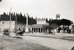 Olaszország, Róma, Piazzale del Verano, balra a Veranó temető. Szemben a Piazzale San Lorenzo, a Szent Lőrinc-templom (San Lorenzo fuori le mura) előtte Szent Lőrinc szobra., 1931, Kieselbach Gyula, Fortepan #191639