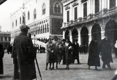 Olaszország, Velence, Riva degli Schiavoni, szemben balra a Dózse-palota, jobbra a Palazzo Delle Prigioni. A kettő között a Ponte della Paglia., 1931, Kieselbach Gyula, Fortepan #191640