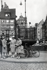 Németország, Nürnberg, Obstmarkt (Gänsemarkt), előtérben a Gänsemännchenbrunnen (később a Városháza mögött található)., 1930, Kieselbach Gyula, Fortepan #191645