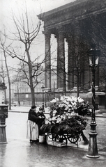 Franciaország, Párizs, Place de la Madeleine, a felvétel a Madeleine-templom előtt készült., 1930, Kieselbach Gyula, virágárus, Fortepan #191655