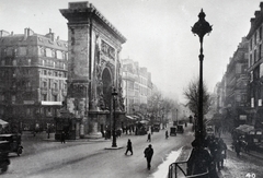 Franciaország, Párizs, Boulevard de Bonne Nouvelle, balra a Porte Saint-Denis diadalív., 1930, Kieselbach Gyula, Fortepan #191660