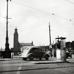 Svédország, Stockholm, a Vasabron északi hídfőjétől fényképezve, balra a Városháza., 1939, Kieselbach Gyula, rendőr, automobil, rendőrkalitka, templomtorony, Fortepan #191681