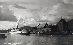 Norvégia, Bergen, az öböl (Vågen), kikötő. Szemben a Bergenhus erőd (Bergenhus festning), 1935, Kieselbach Gyula, kikötő, felirat, felhő, gőzhajó, Fortepan #191702