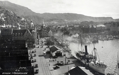 Norvégia, Bergen, Bryggen a Torget felé, szemben balról a Bergen domkirke és a Korskirken tornya., 1930, Kieselbach Gyula, Fortepan #191703