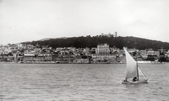 Spanyolország,Baleár-szigetek,Mallorca, Palma de Mallorca, látkép a tenger felől, előtérben középen a Hotel Mediterráneo, fenn a Castillo de Bellver., 1933, Kieselbach Gyula, Fortepan #191759