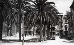 Spanyolország,Baleár-szigetek,Mallorca, Palma de Mallorca, Plaça de la Llotja, balra a Lonja de Palma de Mallorca / Sa Llotja. Eredetileg a tengerészeti kereskedelem székhelye volt., 1933, Kieselbach Gyula, utcakép, automobil, pálmafa, templom, Fortepan #191760