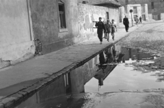 Hungary, Budapest VIII., a mára megszűnt Beniczky Lajos utca a Bókay János utca felé nézve., 1954, Kriss Géza, Budapest, boys, ladder, reflection, pavement, puddle, Fortepan #191787