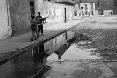 Hungary, Budapest VIII., a mára megszűnt Beniczky Lajos utca a Bókay János utca felé nézve., 1954, Kriss Géza, Budapest, boys, ladder, reflection, pavement, puddle, Fortepan #191788