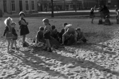 Magyarország, Budapest VIII., Horváth Mihály tér, szemben a háttérben a Baross utca - Bacsó Béla (Német) utca sarok., 1954, Kriss Géza, Budapest, gyerekek, homokvár, Fortepan #191790